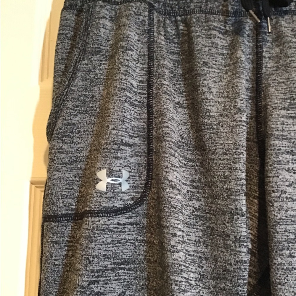 Amazing Under Armour athletic pants, Size large.